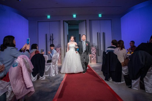 父親牽的新娘進場