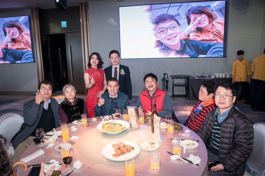 新人與每桌賓客合照