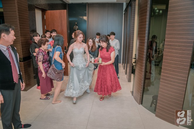 新娘與母親準備給喝茶