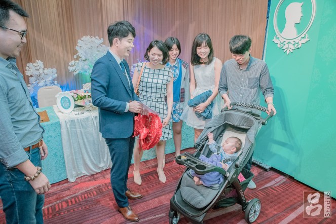 新郎和親友的小孩