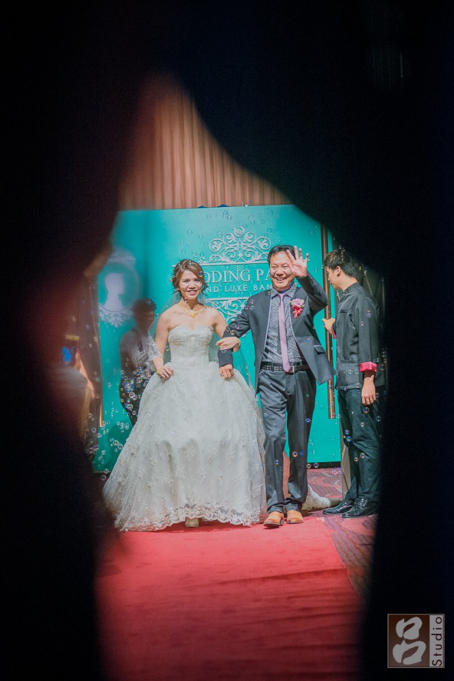 父親牽白紗女兒