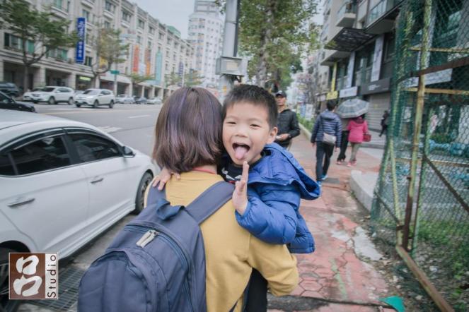 小朋友鬼臉表情