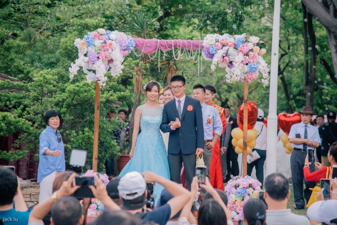 穿晚禮服的新人