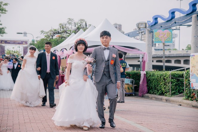 花圈造型新娘像小公主般