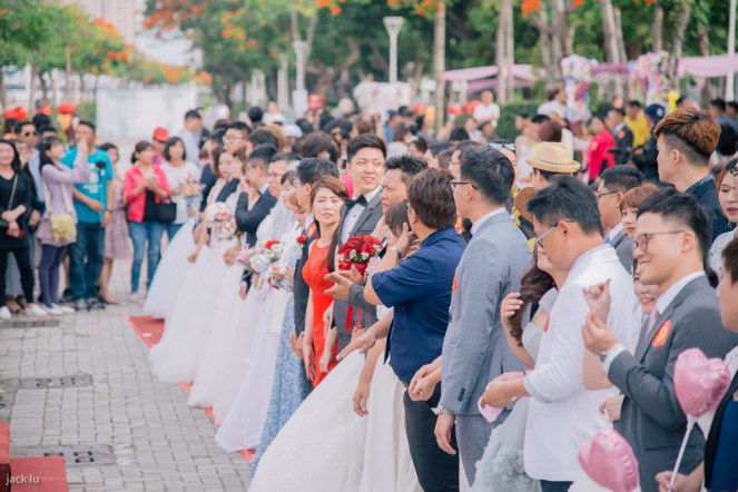 穿的各式各樣禮服的新人