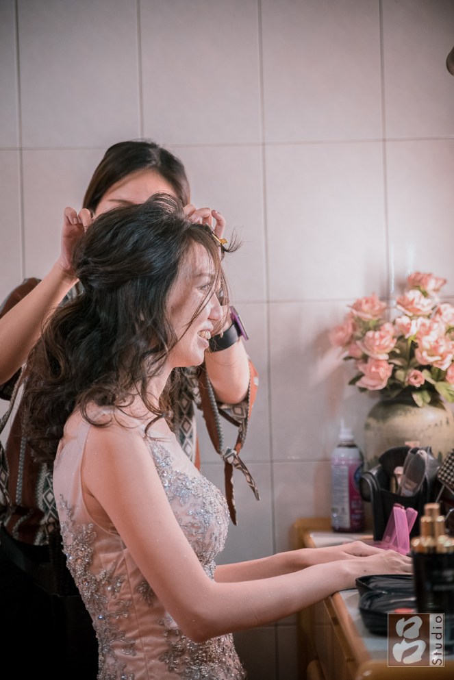 新秘正在幫新娘做髮型