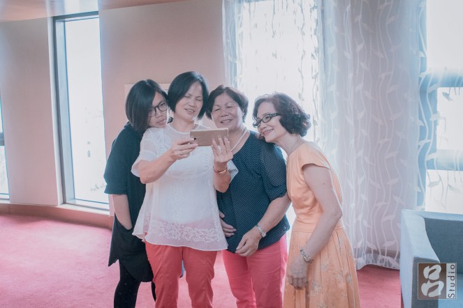 親友們看到合照開心