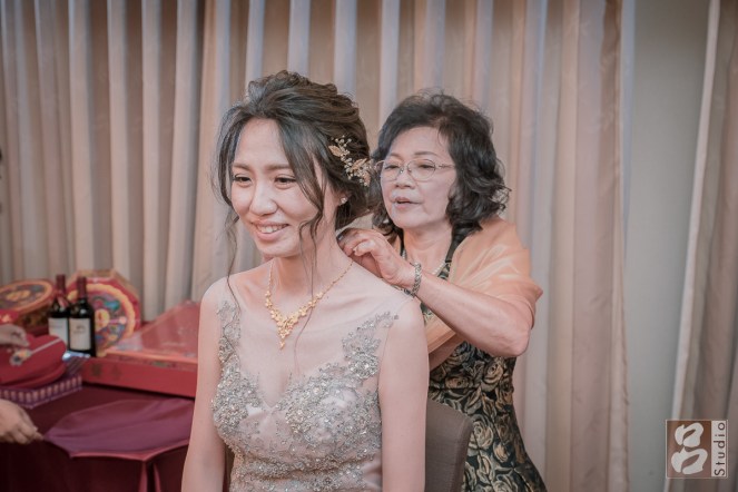 準婆婆替新娘戴上項鍊