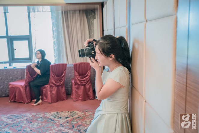 女生拿單眼拍照