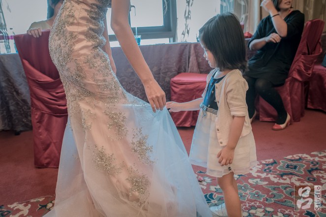 小朋友看新娘禮服