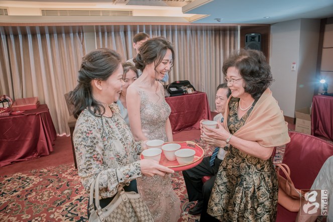 媒婆新娘和男方母親