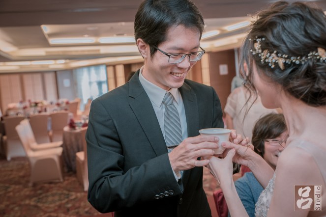 新娘奉茶給新郎