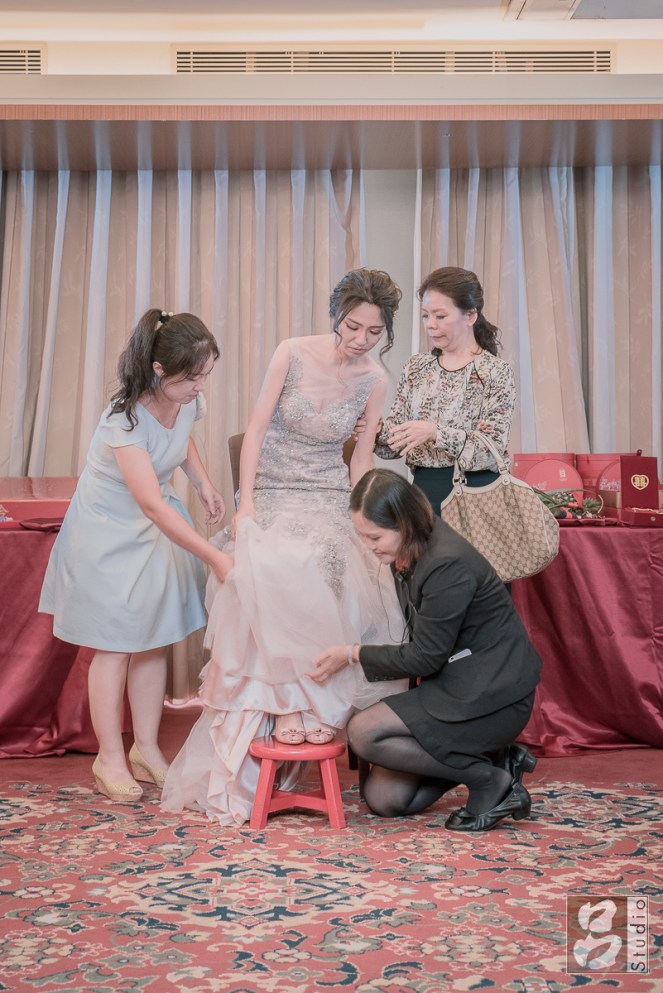 新娘坐上高腳椅