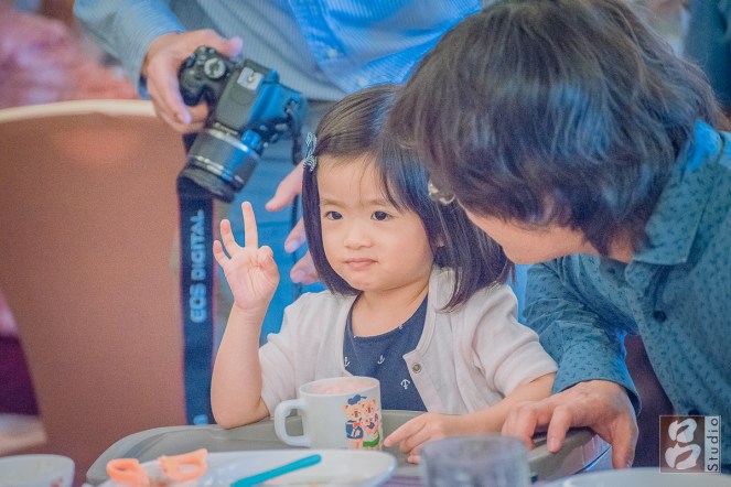 小朋友比OK動作