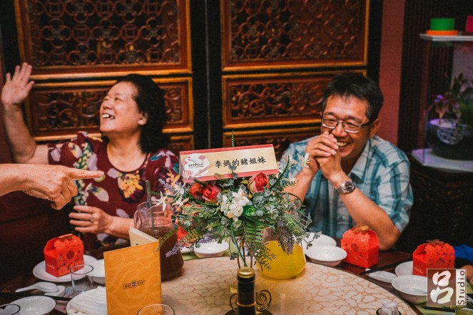 喜宴桌上的招待牌