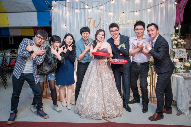 新人與好友合照