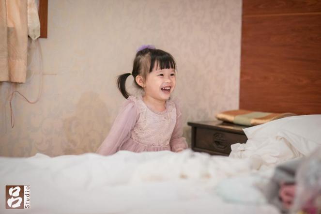 開車門的小朋友