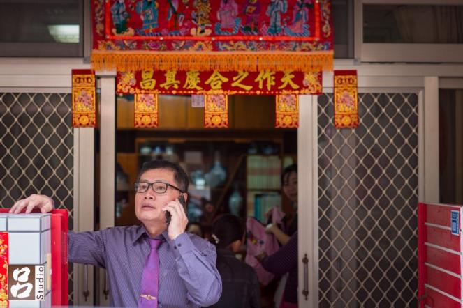 男方主婚人講電話聯絡婚禮相關事宜