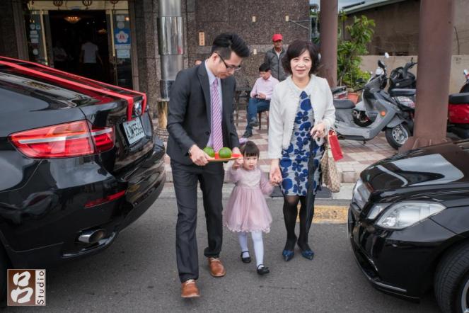 爸爸媒婆牽的開車門的小朋友