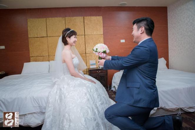 新郎送上捧花給新娘