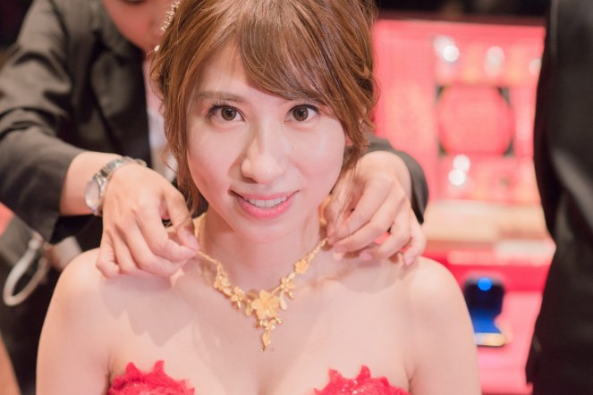 新娘戴金飾