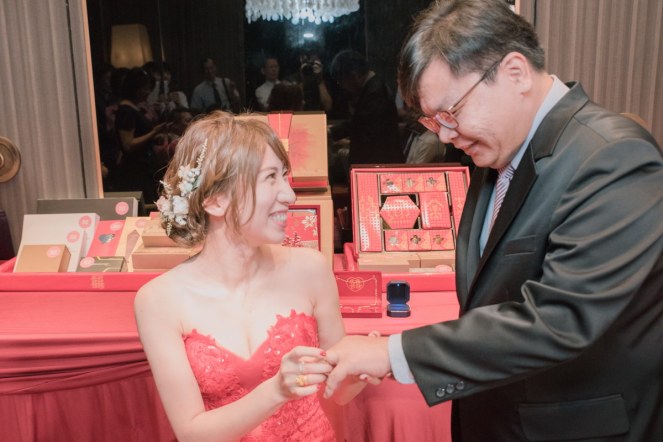 新娘和新郎交換戒子