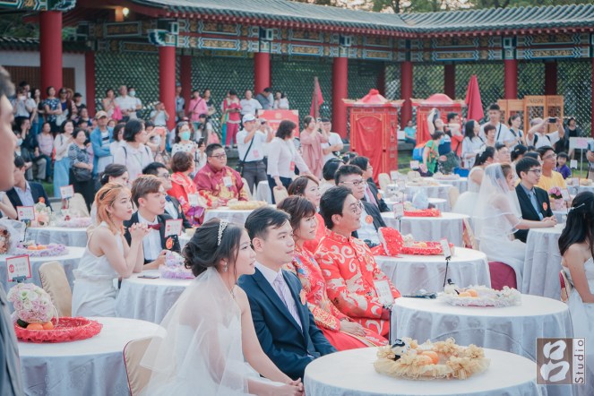 新人再聽台上主持人