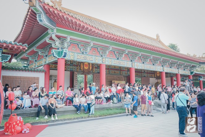 周圍的觀禮人潮