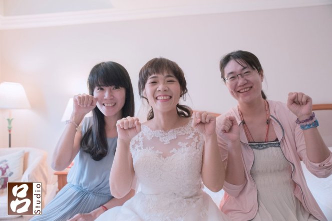 新娘與好友拍照 貓貓拳