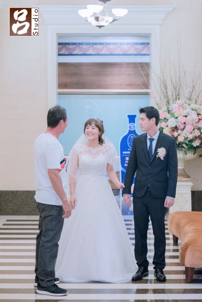 新娘穿的白砂準備一進