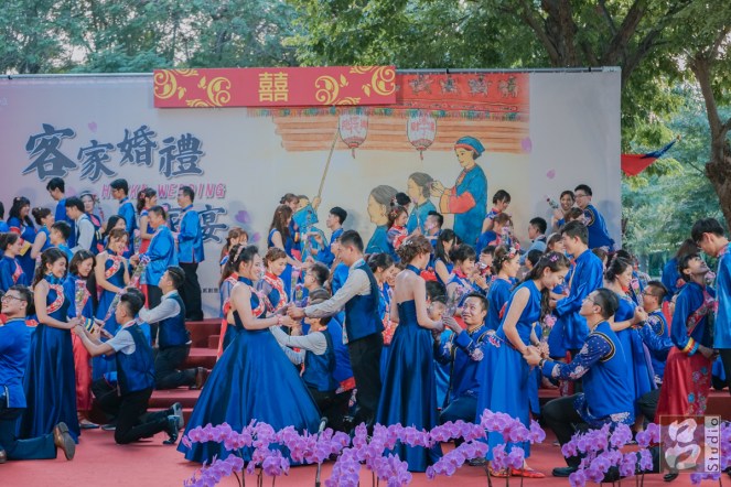 每位新郎用自已動作表現愛意