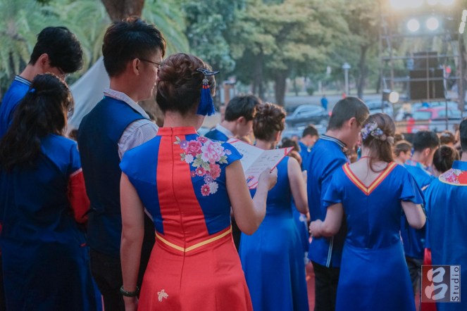 新人正在宣讀婚禮證書