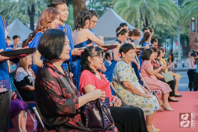 新娘替夫家媽媽插頭花