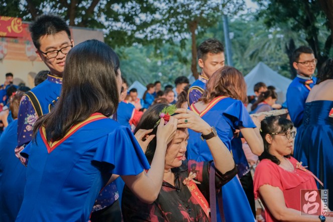 新娘替媽媽插頭花