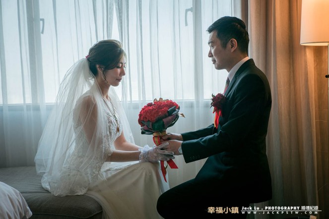 高跪姿向新娘求婚送上捧花