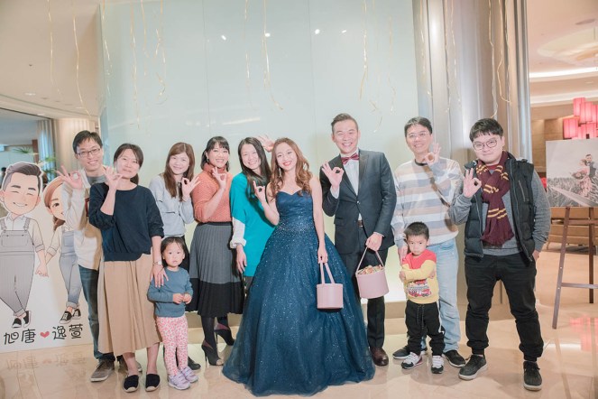 婚禮合照 ok拉手勢