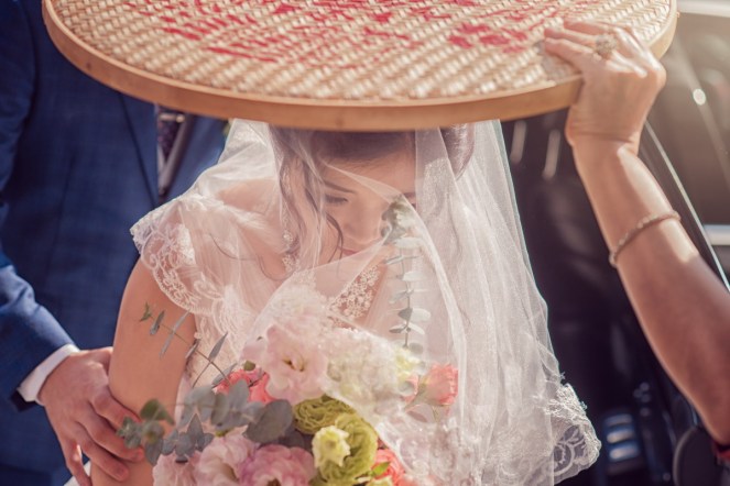 新娘下車進家門