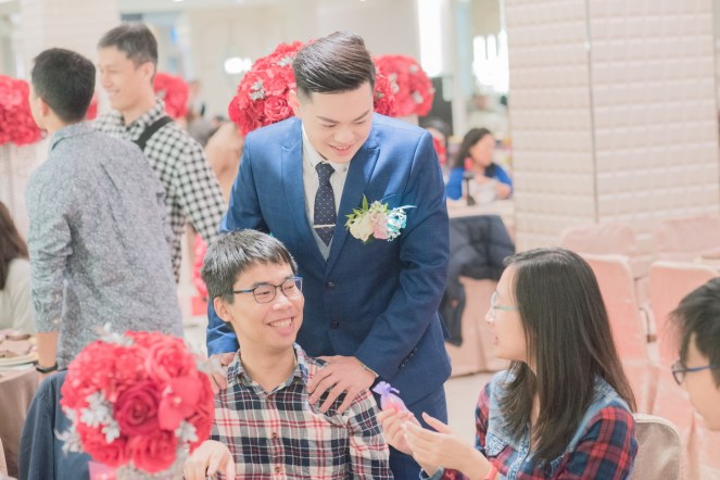 新郎與朋友互動