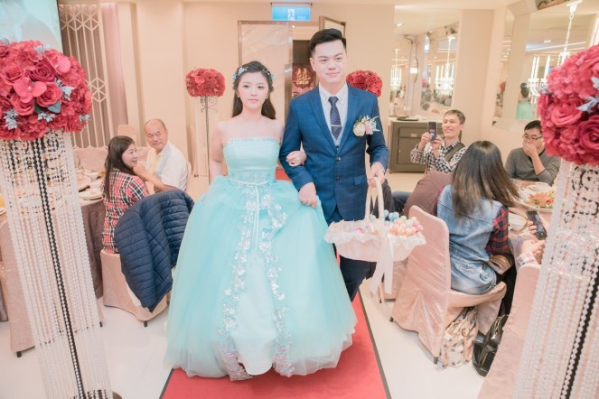 新娘水藍色的晚禮服