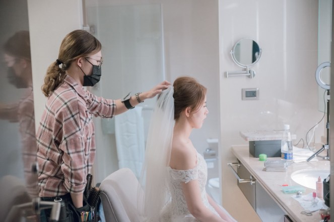 新密老師在做造型