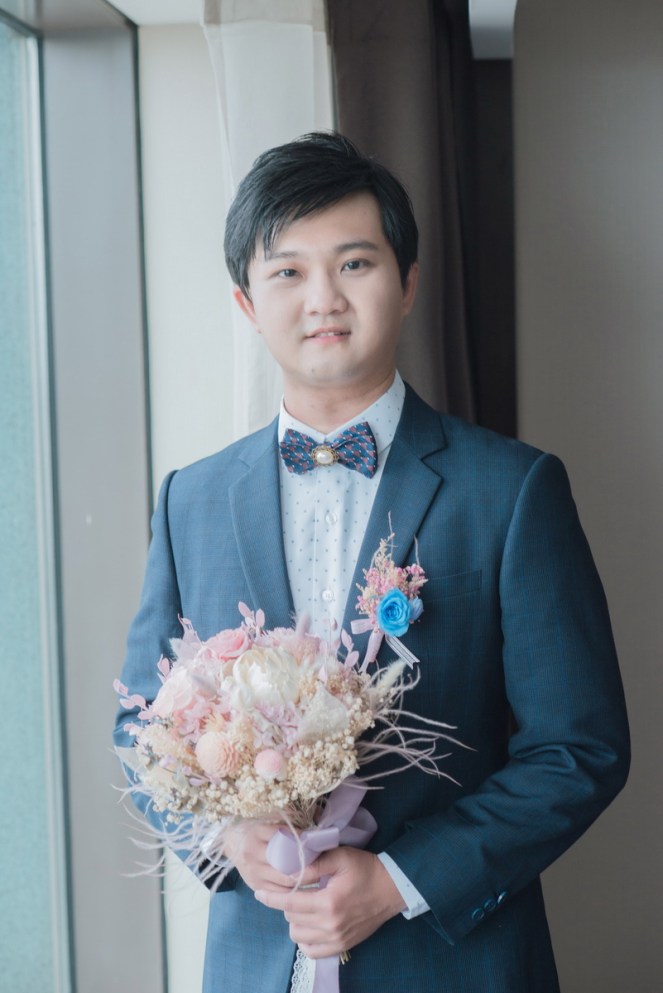 新郎在窗邊獨照