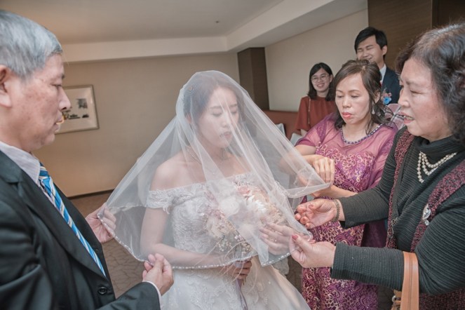 父母替女兒蓋上頭紗