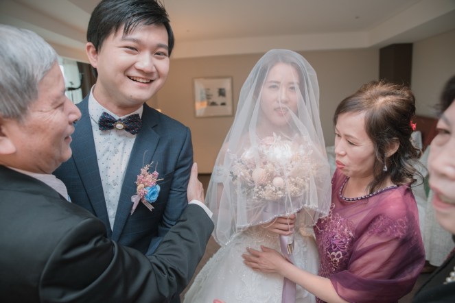 新人跟父母擁抱