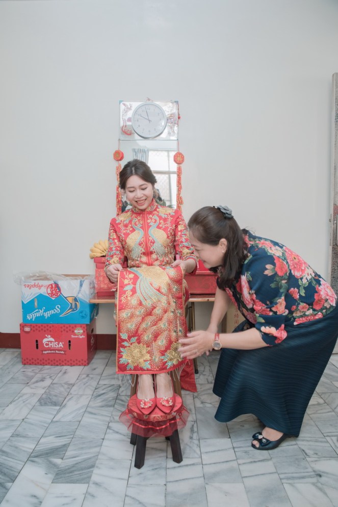 新娘坐上椅子準備訂婚儀式