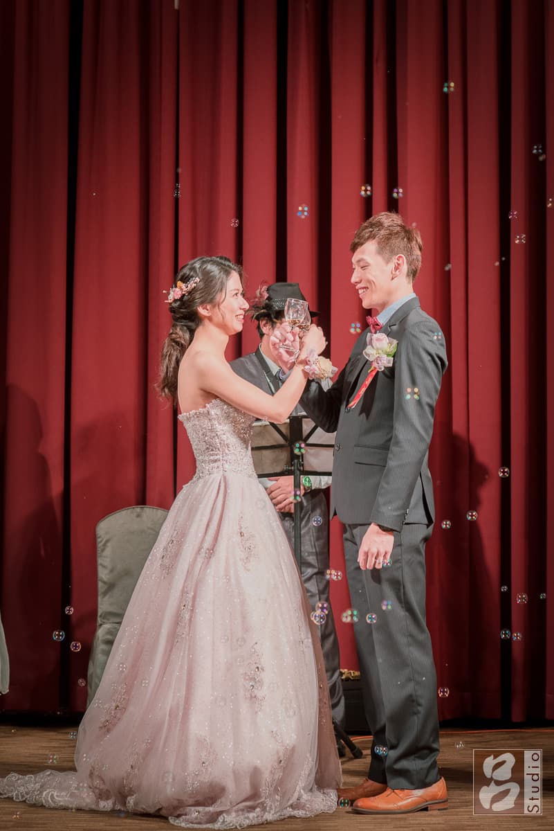 婚禮交杯酒舞台上