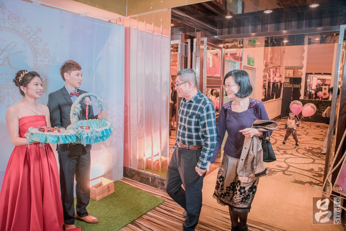 新娘新郎在會館門口送客