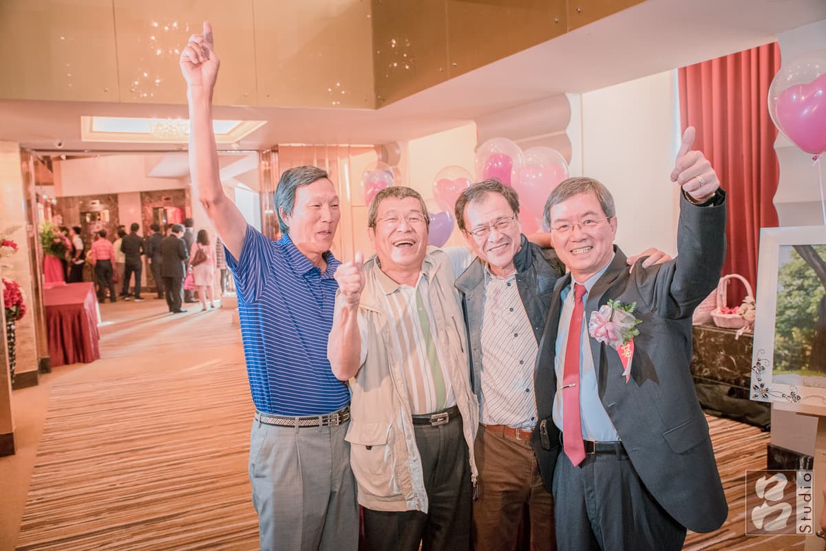 主婚人與好友們的合照