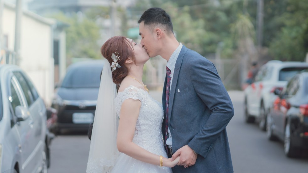 新人在街上親吻