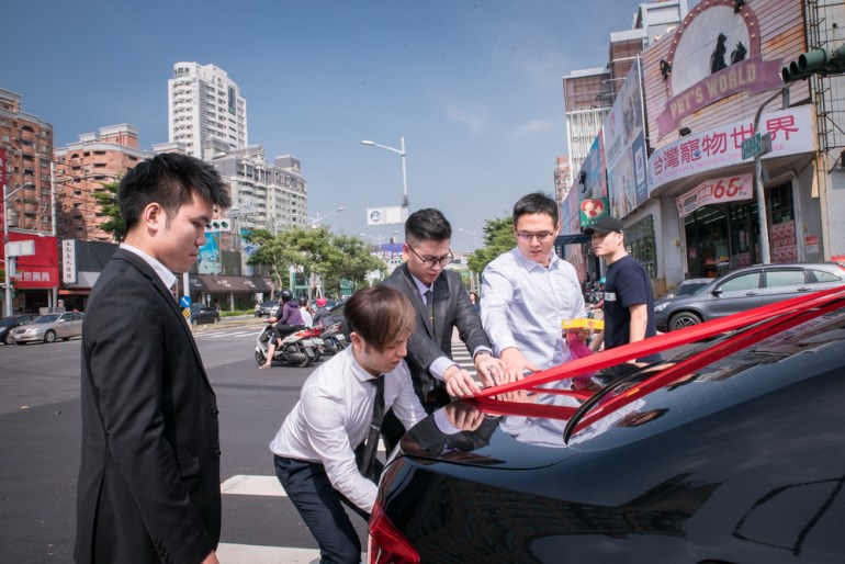 伴郎正在綁禮車彩帶畫面