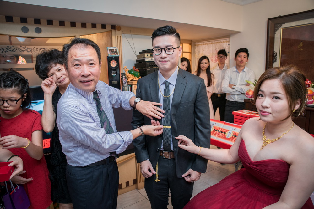 女方父親幫新郎戴上領帶夾
